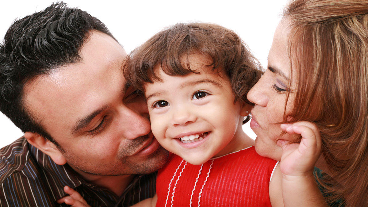 Dad young daughter. Родители целуют дочь. Kiss и родители. Мама и дочка целуют папу картинка. Папа целует доченьки ручки.