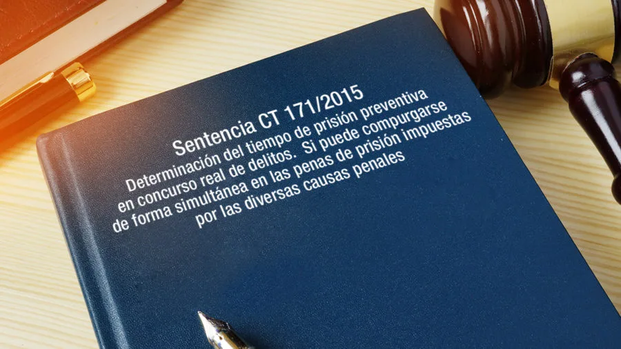CT 171/2015 Determinación del tiempo de prisión preventiva en concurso real de delitos. Si puede compurgarse de forma simultánea en las penas de prisión impuestas por las diversas causas penales determinación tiempo prisión impugnación penas impuestas